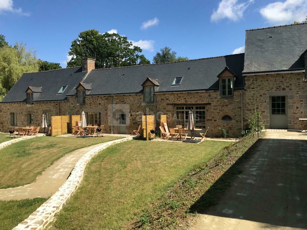 Trois gites dans la cour voisine des salles