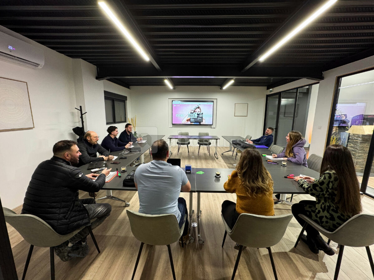 Salle principale de réunion, plusieurs configurations de salle possible, écran tactile interactif Samsung de 86 pouces et matériel de visioconférence dernier cri