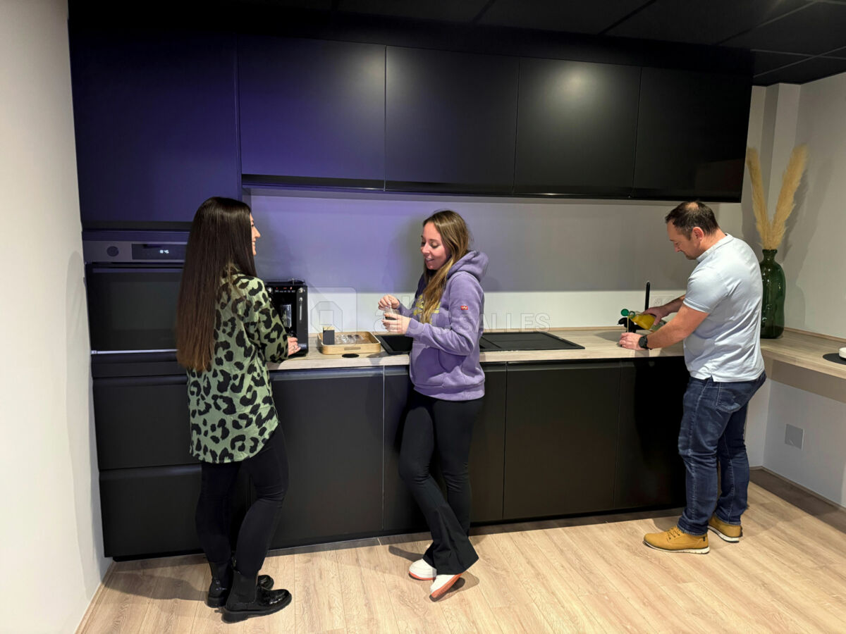 Cuisine équipée avec frigo, machine à café à grains, bouilloire, four micro-ondes...