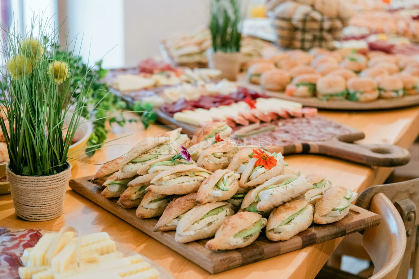 Buffet dressé dans la salle de réception