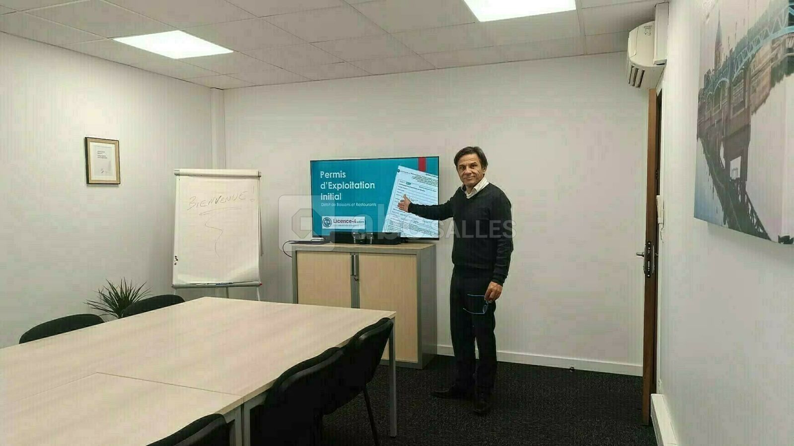 Salle de réunion avec TV équipée et paperboard