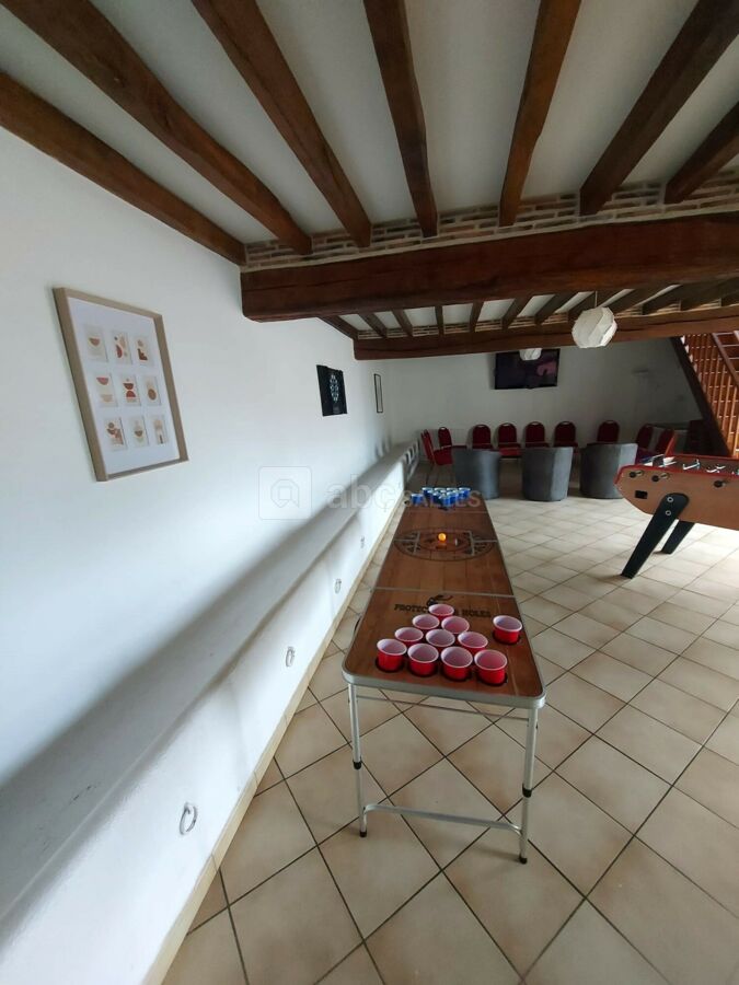 Salle de jeu avec table de beer-pong