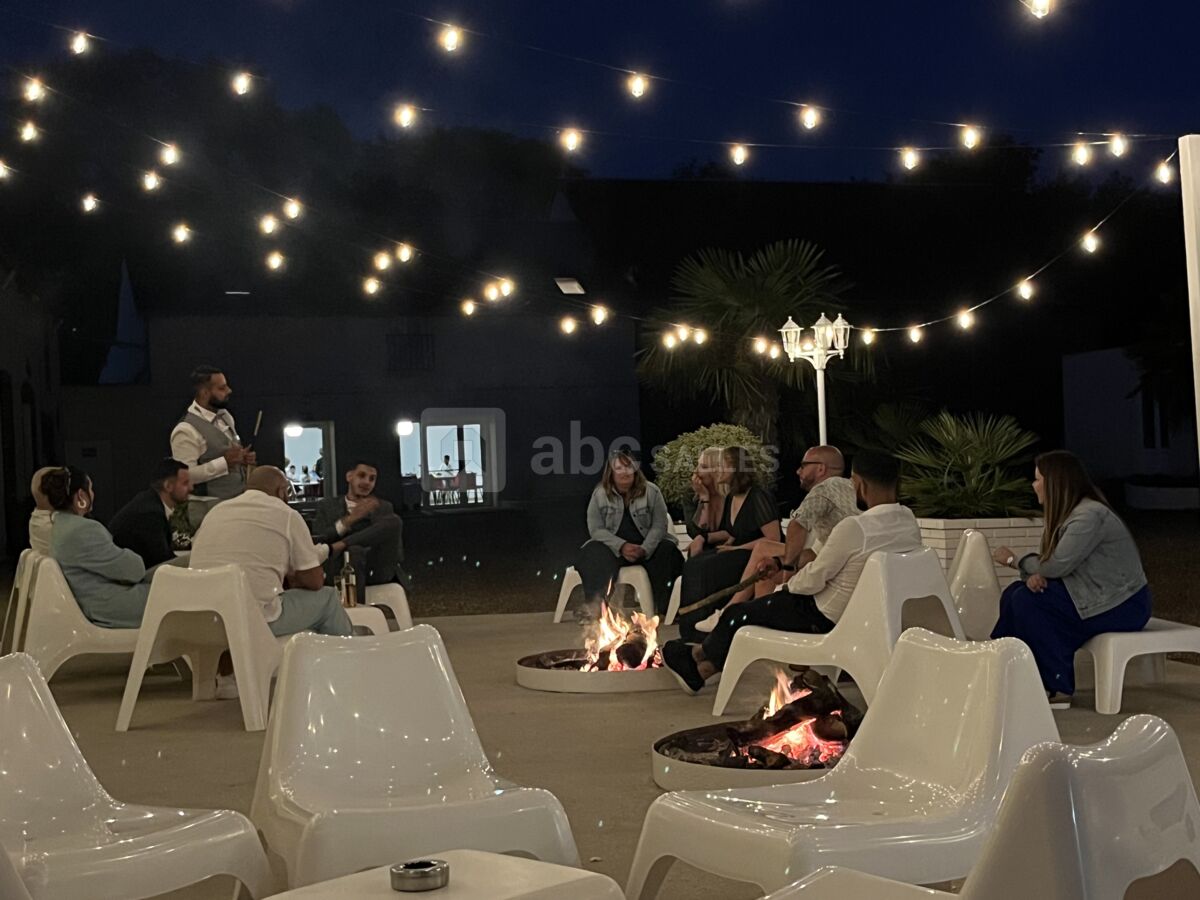 Terrasse de nuit avec brasero