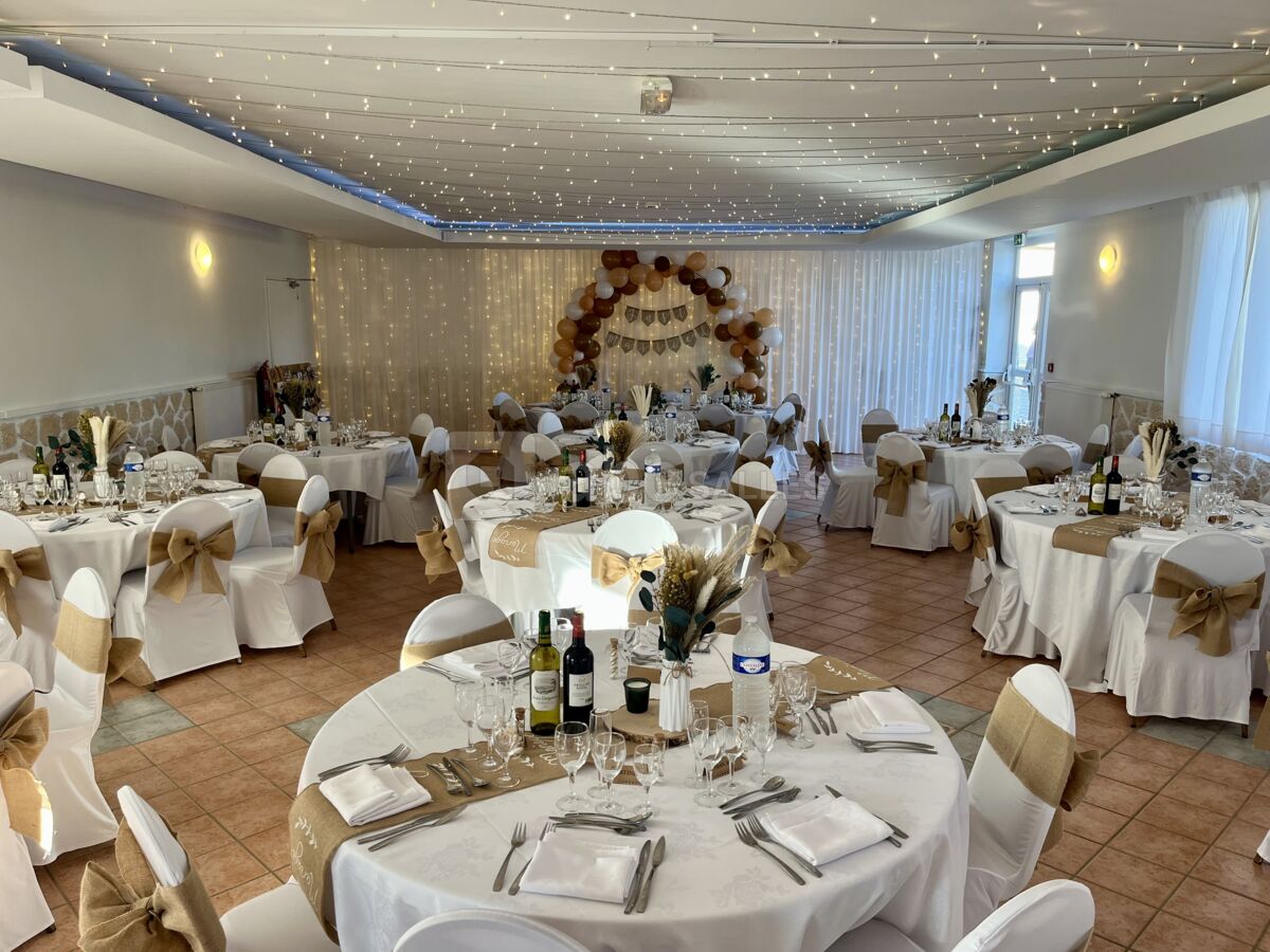 Salle de réception décorée