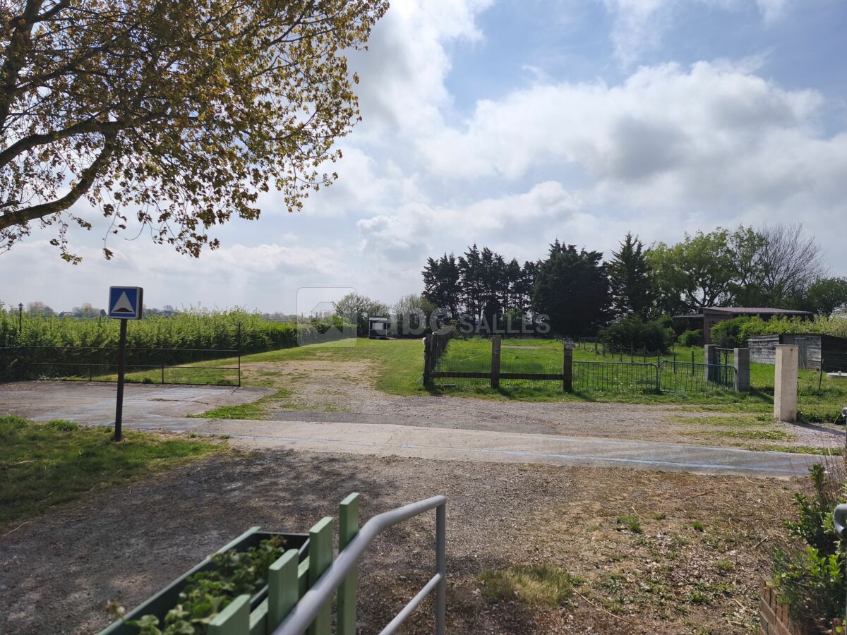 Parking et terrain de jeux clôturé