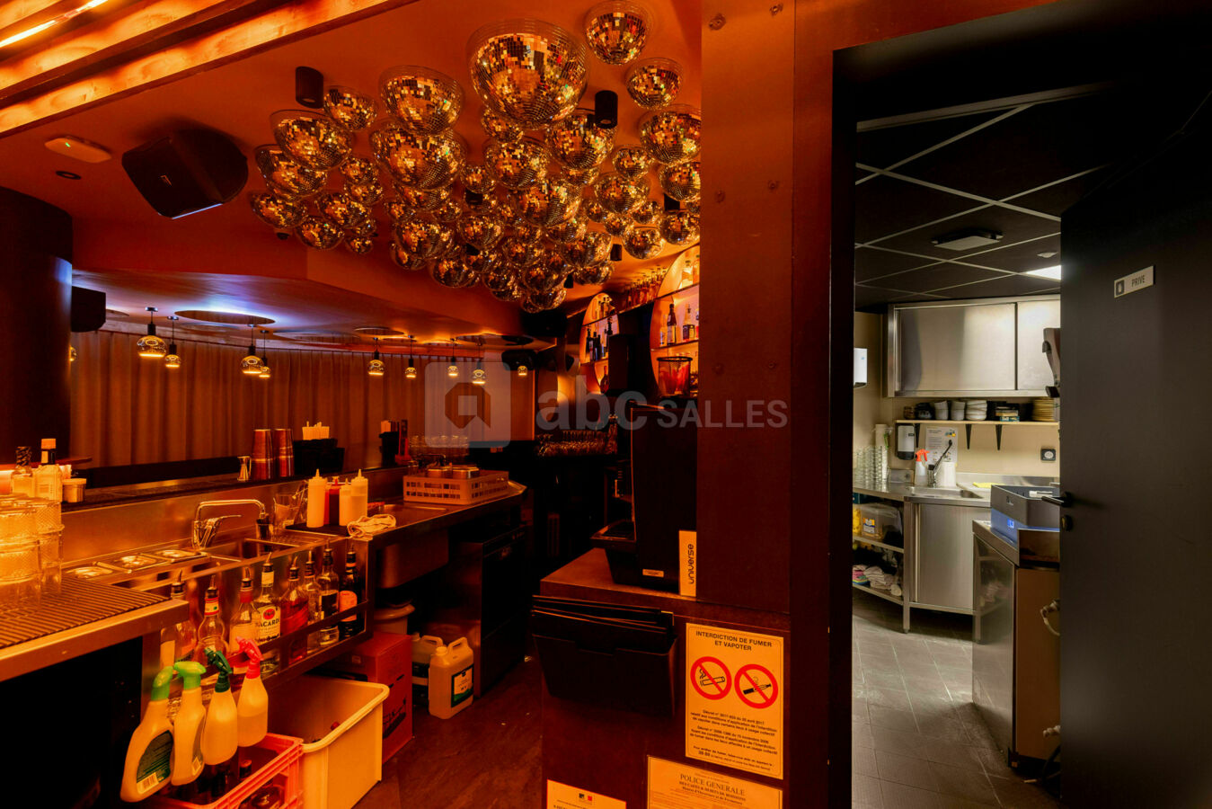Arrière de bar + cuisine