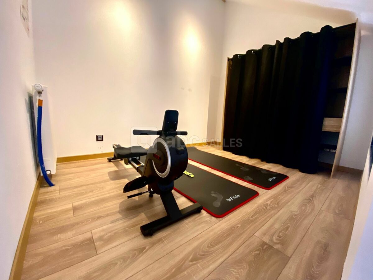 Une petite salle de fitness