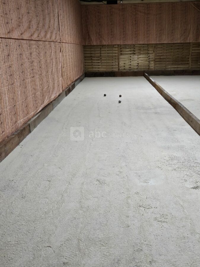 Salle de pétanque intérieur pour les invités