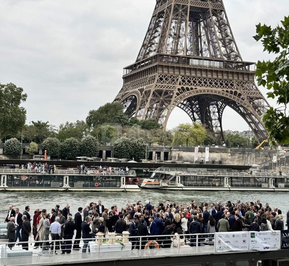 Espace Extérieur au pied de la Tour Eiffel