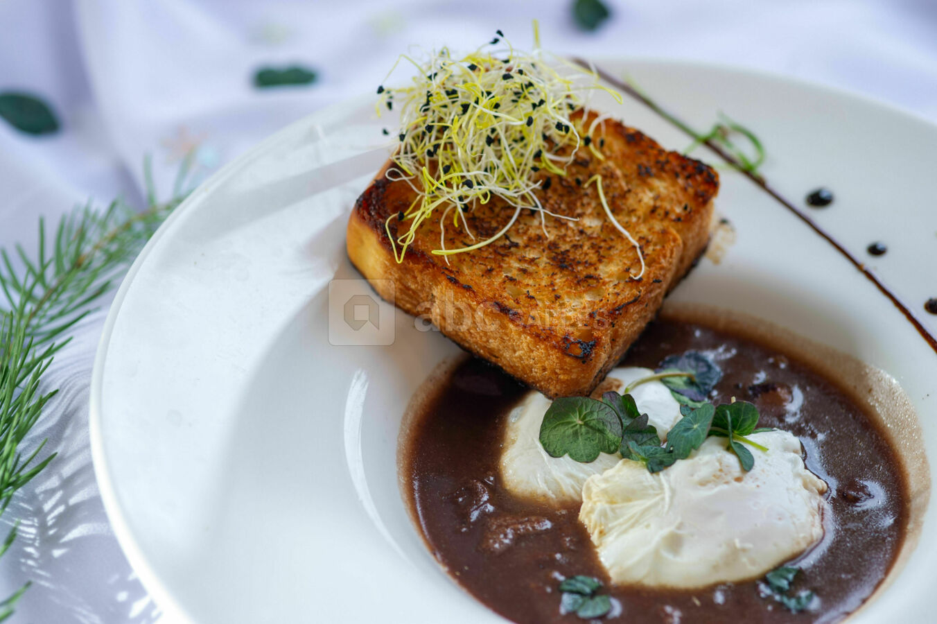 Les œufs en meurette du Chef, pain croustillant