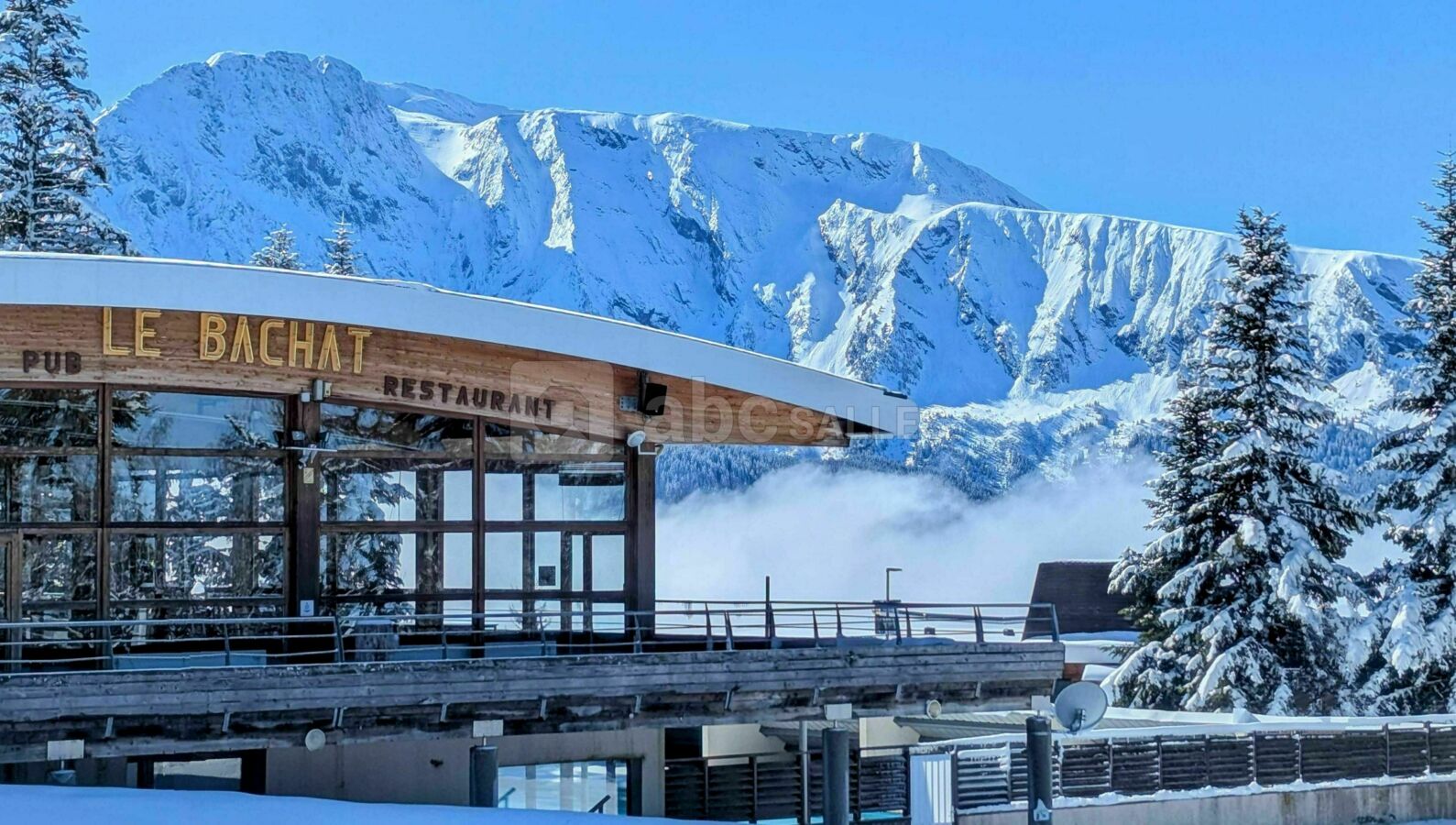 Vue extérieure du restaurant Le Bachat en hiver et sa vue panoramique