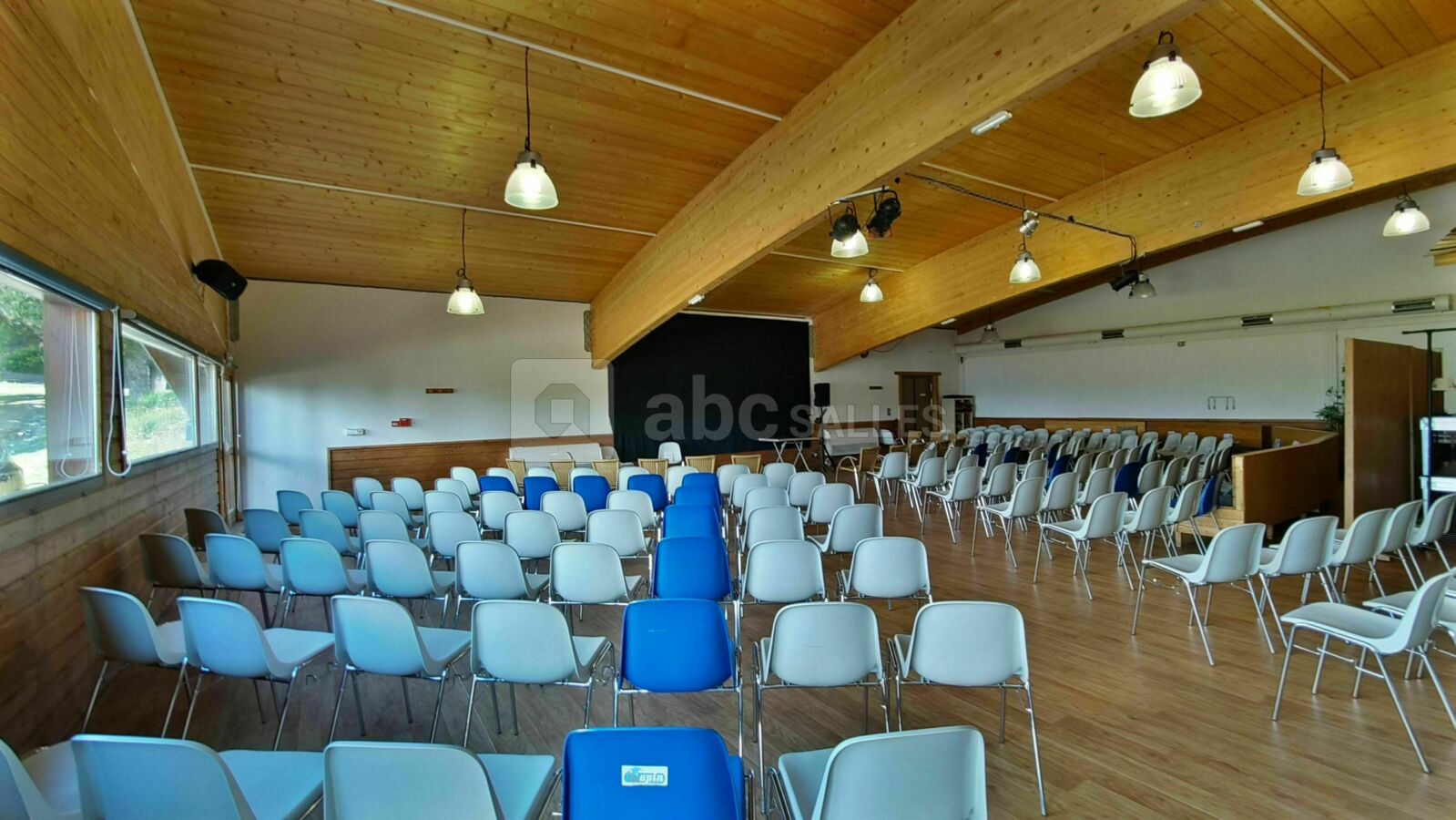 Salle de réunion/réception en configuration spectacle