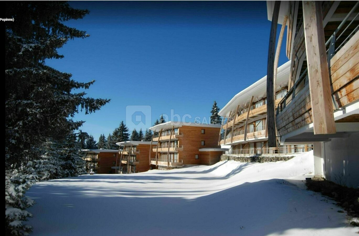 Vue des extérieurs des bâtiments de la résidence en hiver
