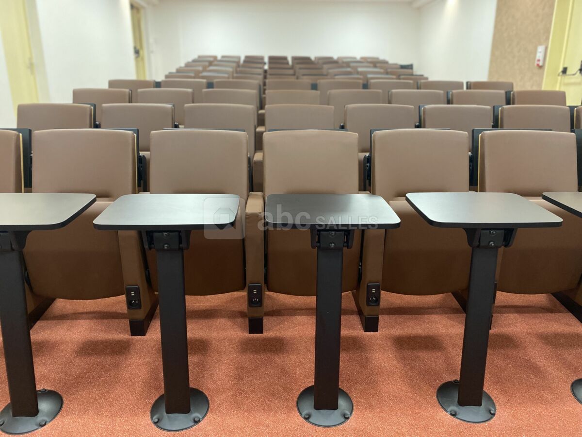 Salle 72 places, sièges cuir confort