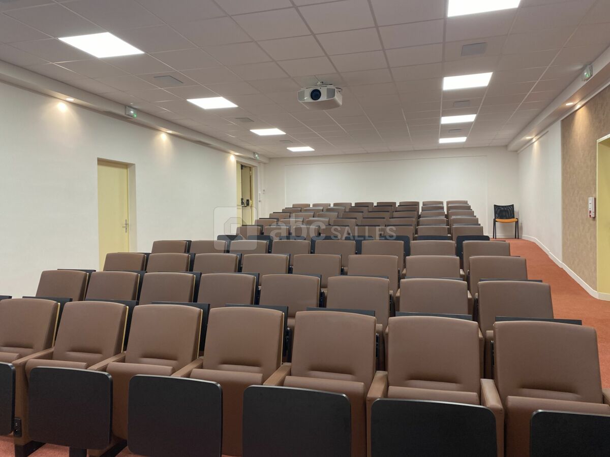 Salle 72 places, sièges cuir confort