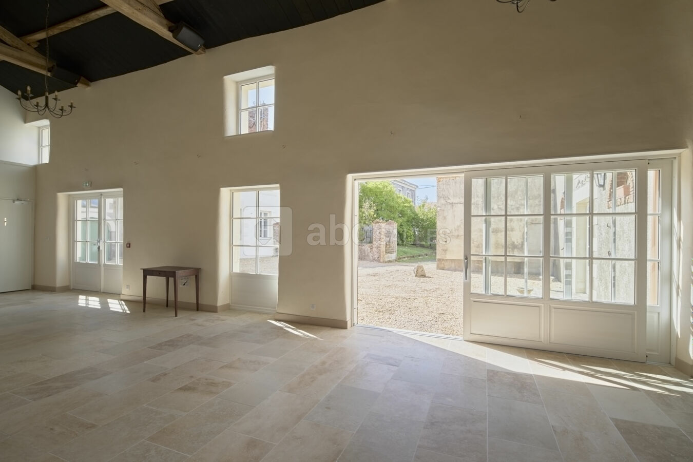 Ouvertures sur la cour intérieure depuis la salle à manger