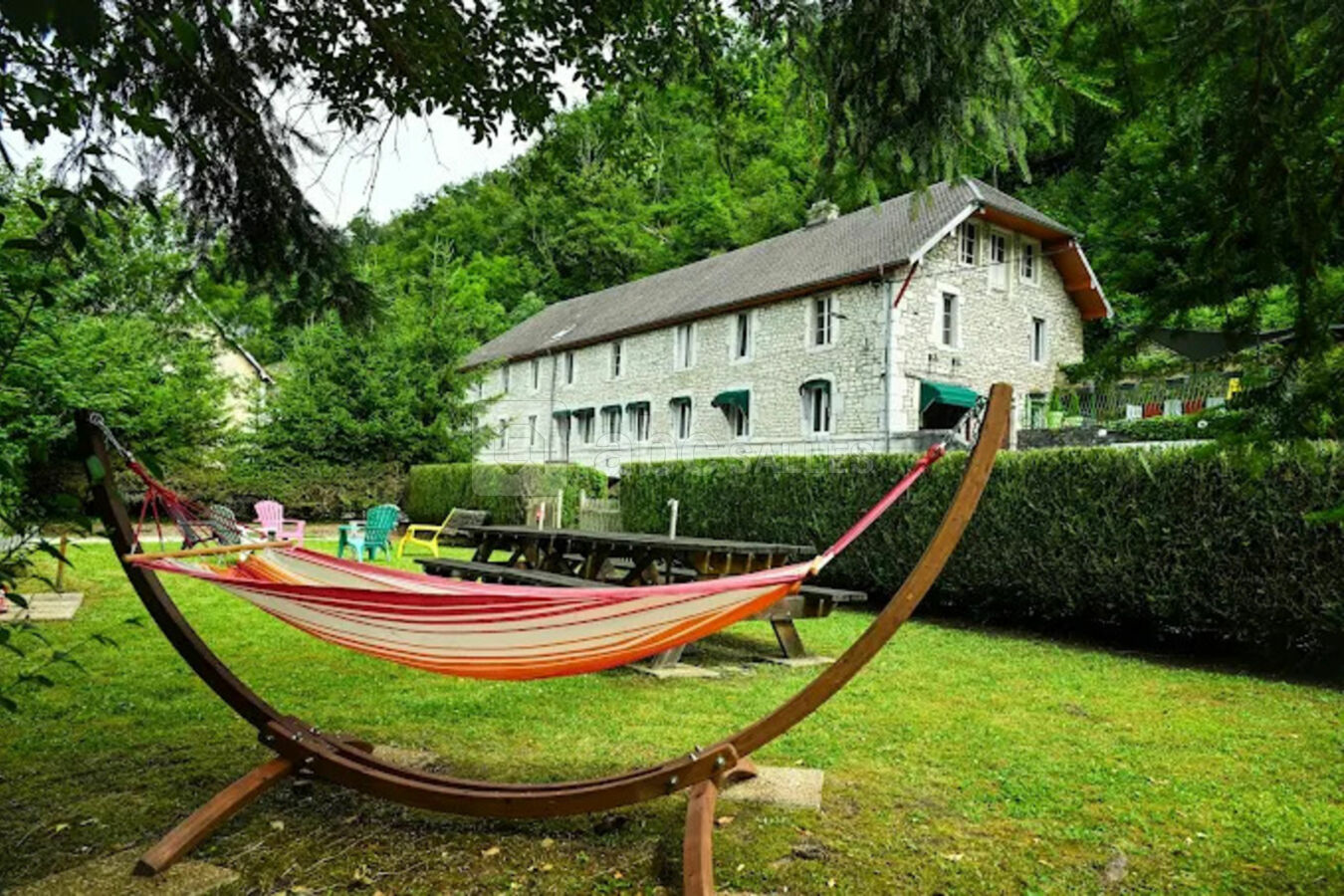 Jardin au bord de la rivière ( 150 mètres de berge et pêche privé)