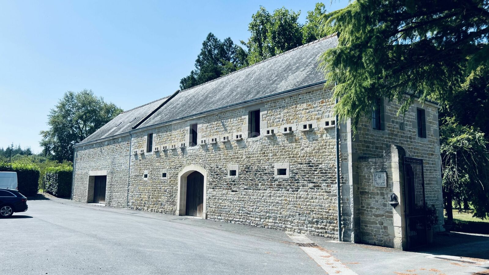 Salle de réception de l'extérieur a coté le Parking