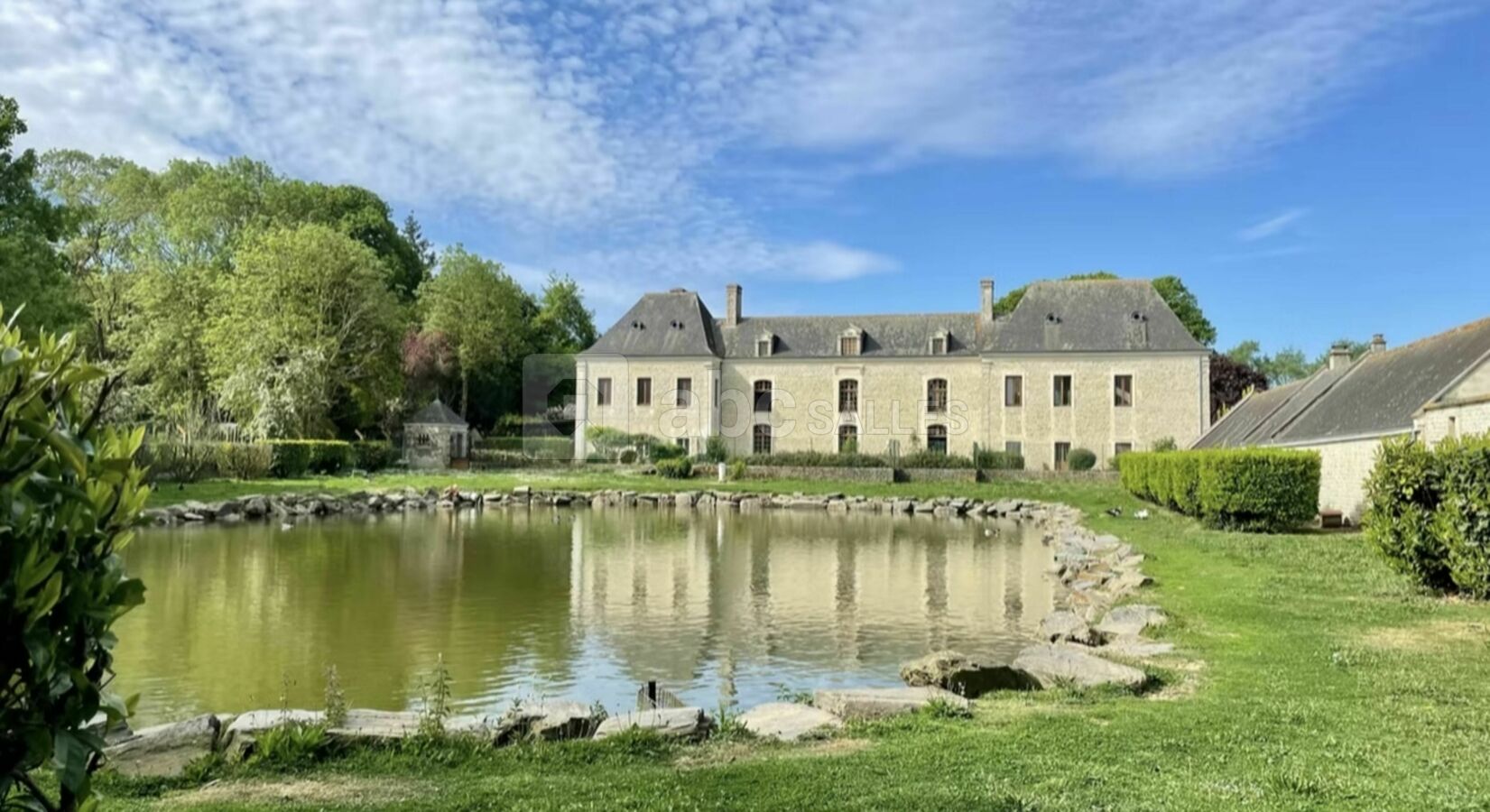 Château vue sur un lac
