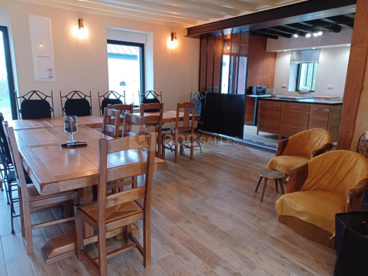 Salle de séjour et cuisine de l'hébergement