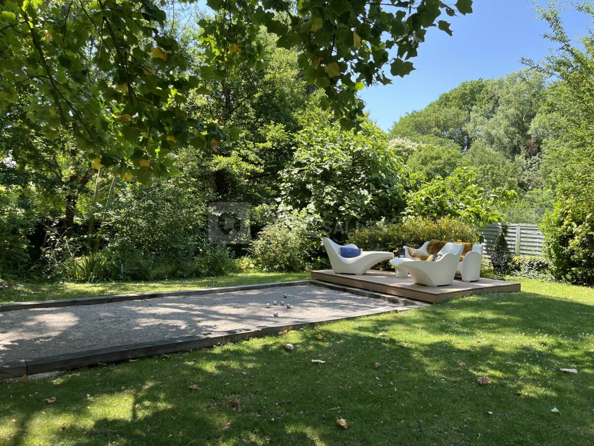 Terrain de pétanque dans les jardins