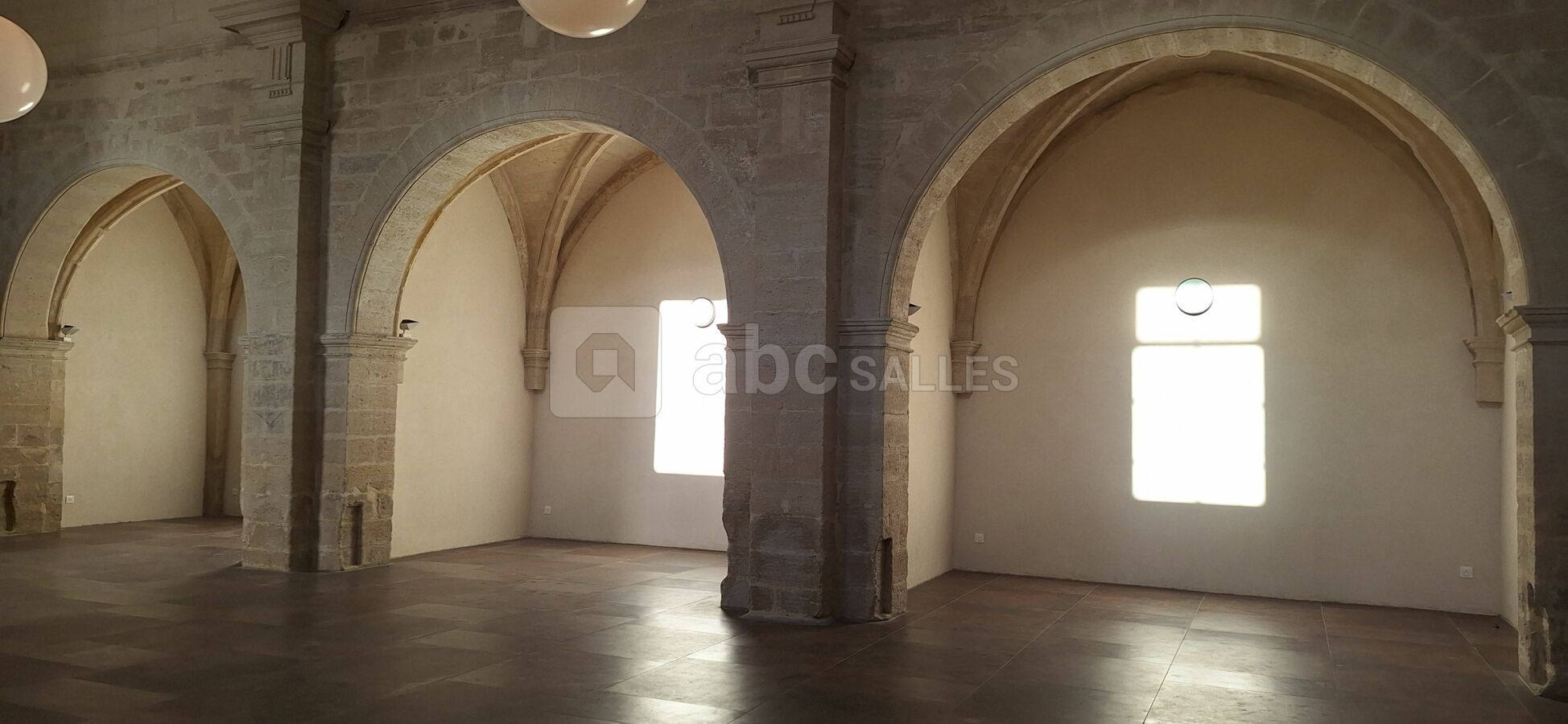3 alcoves agrandissent la salle