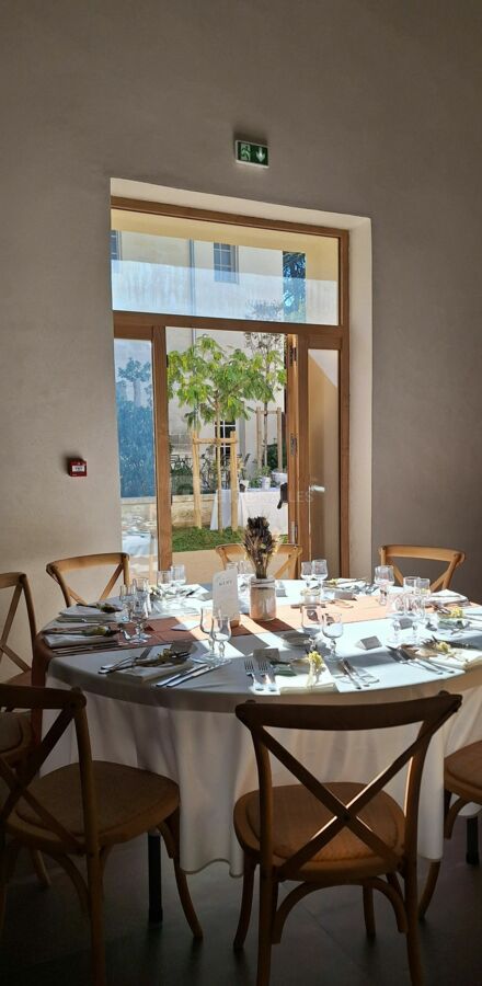 La salle s'ouvre sur le jardin du cloître