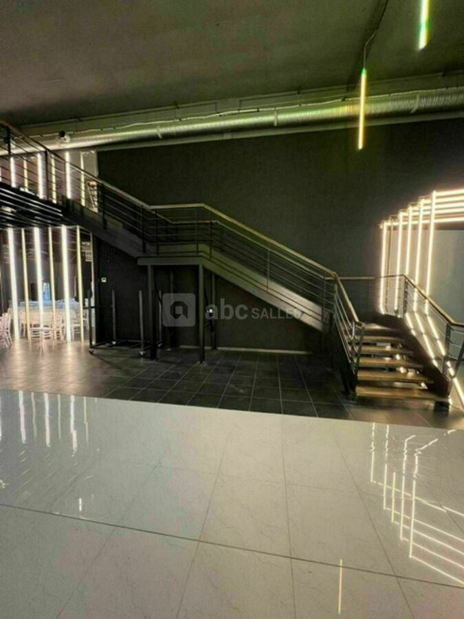 Accès mezzanine et emplacement DJ