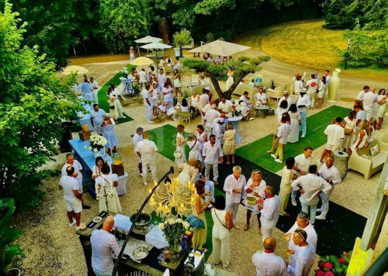 Espace devant le logis