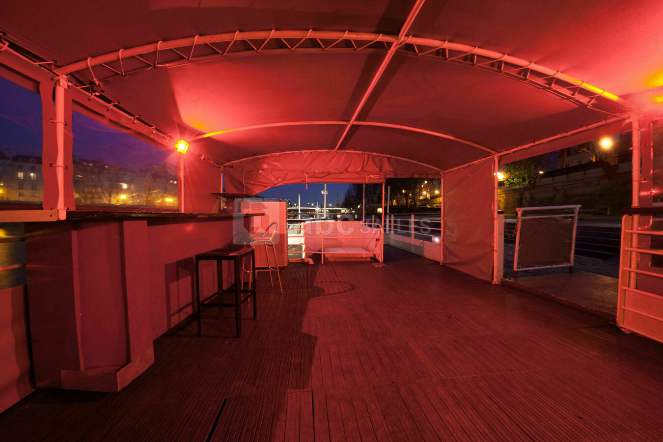 Terrasse eclairé avec bar