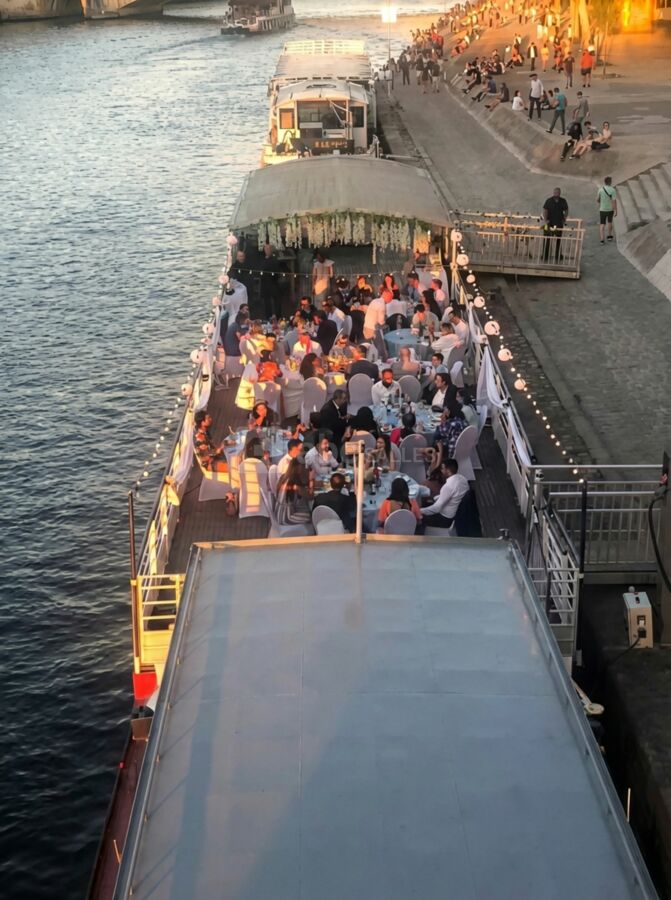 Diner assis sur la terrasse