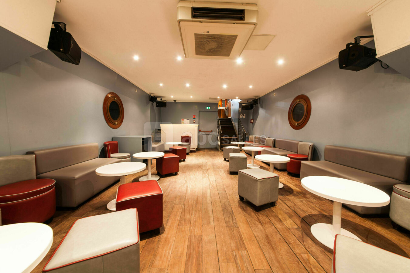 Salle clubbing avec mobilier