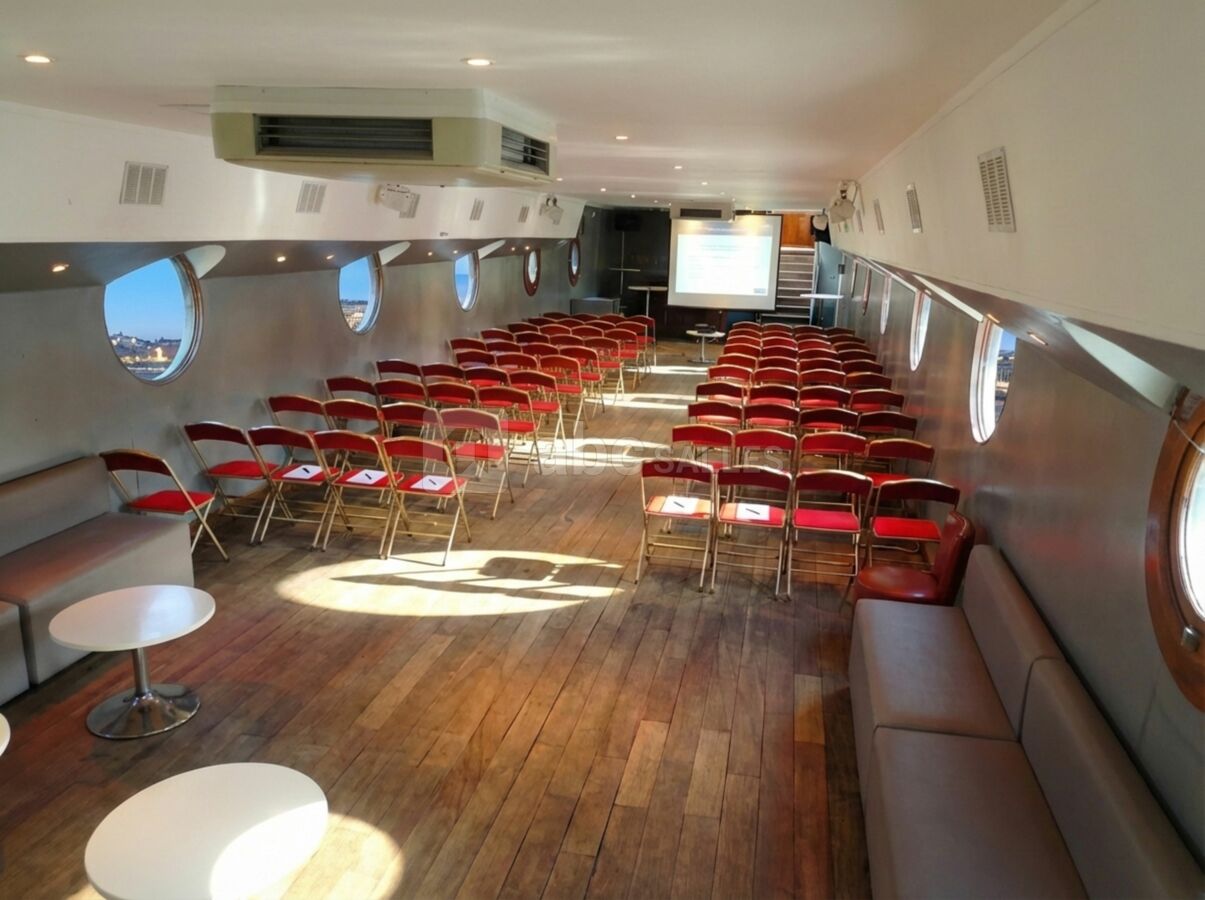 Séminaire avec mobilier