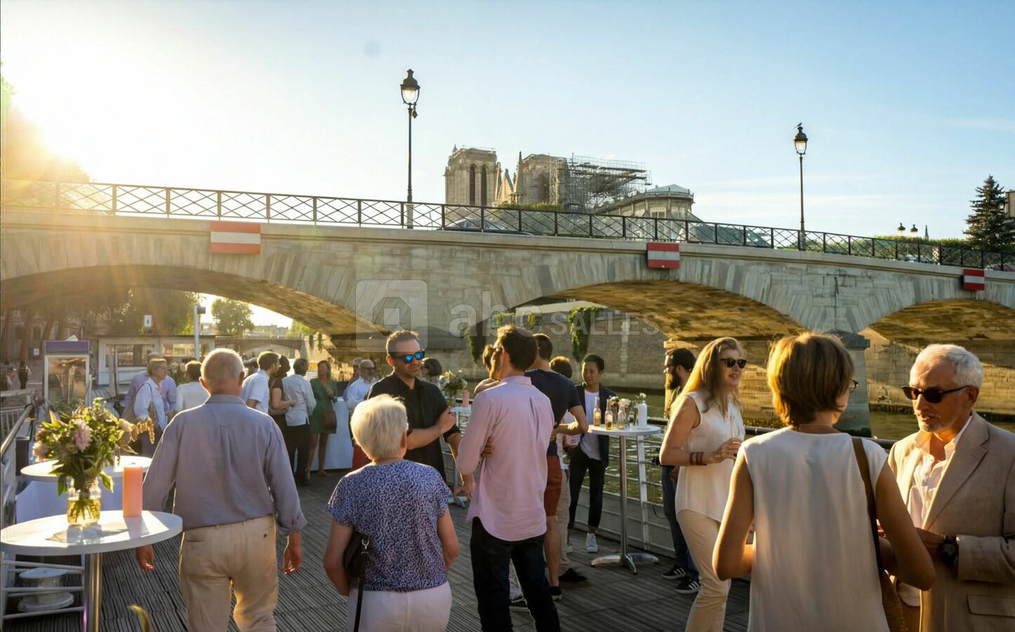 Cocktail au pied de Notre Dame de Paris