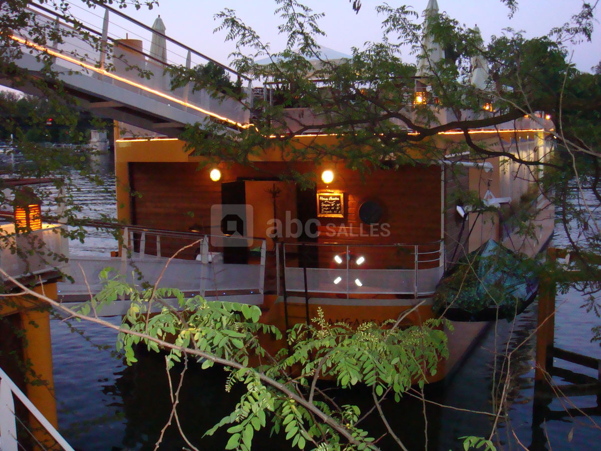 La péniche mangareva la nuit