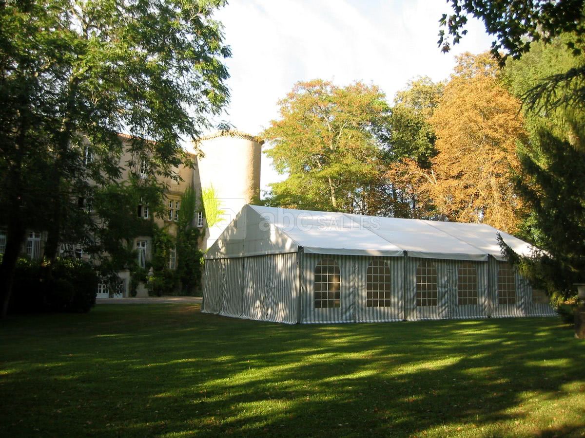Chapiteau sur la pelouse au sud du Château