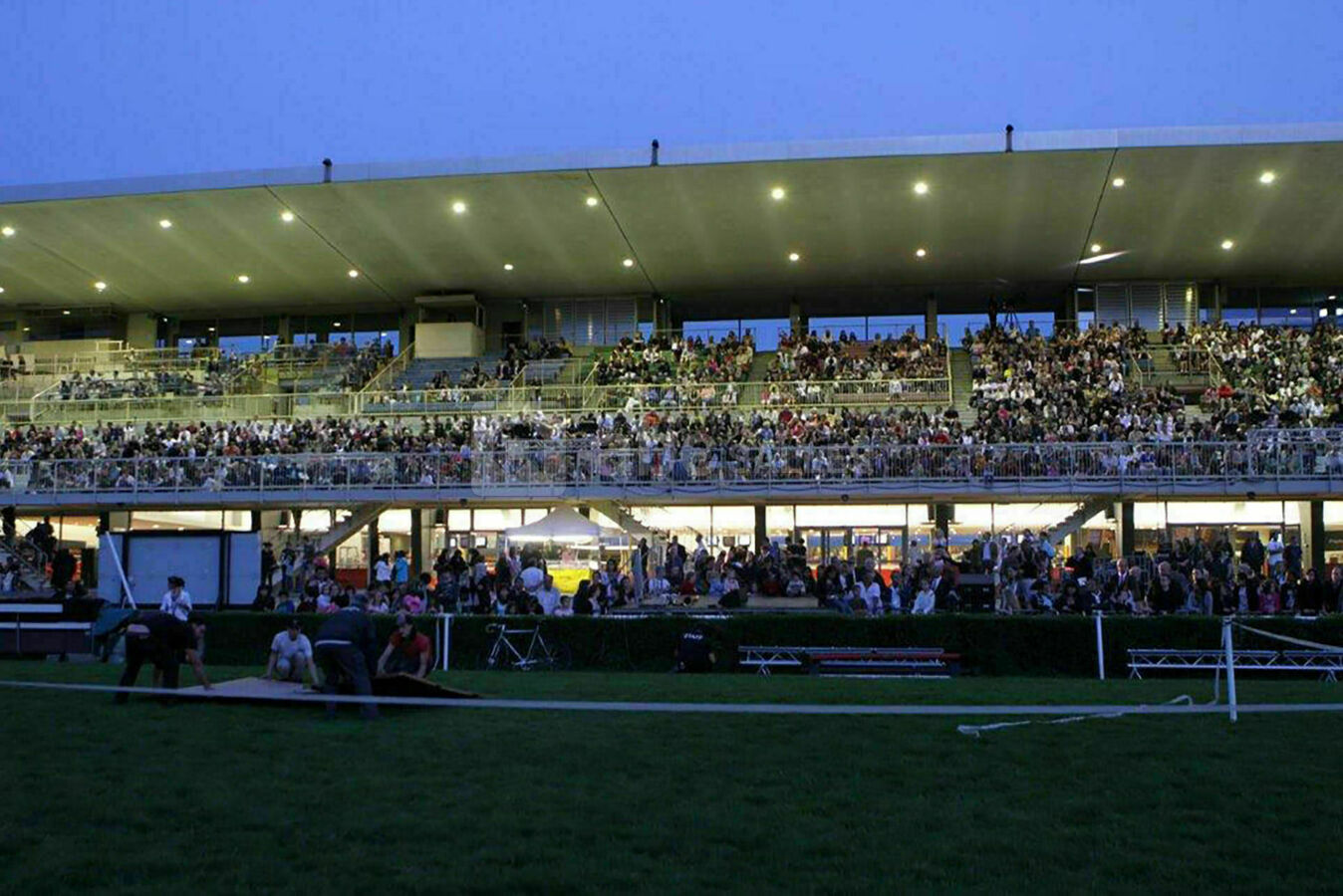 TRIBUNE HIPPODROME PARILLY