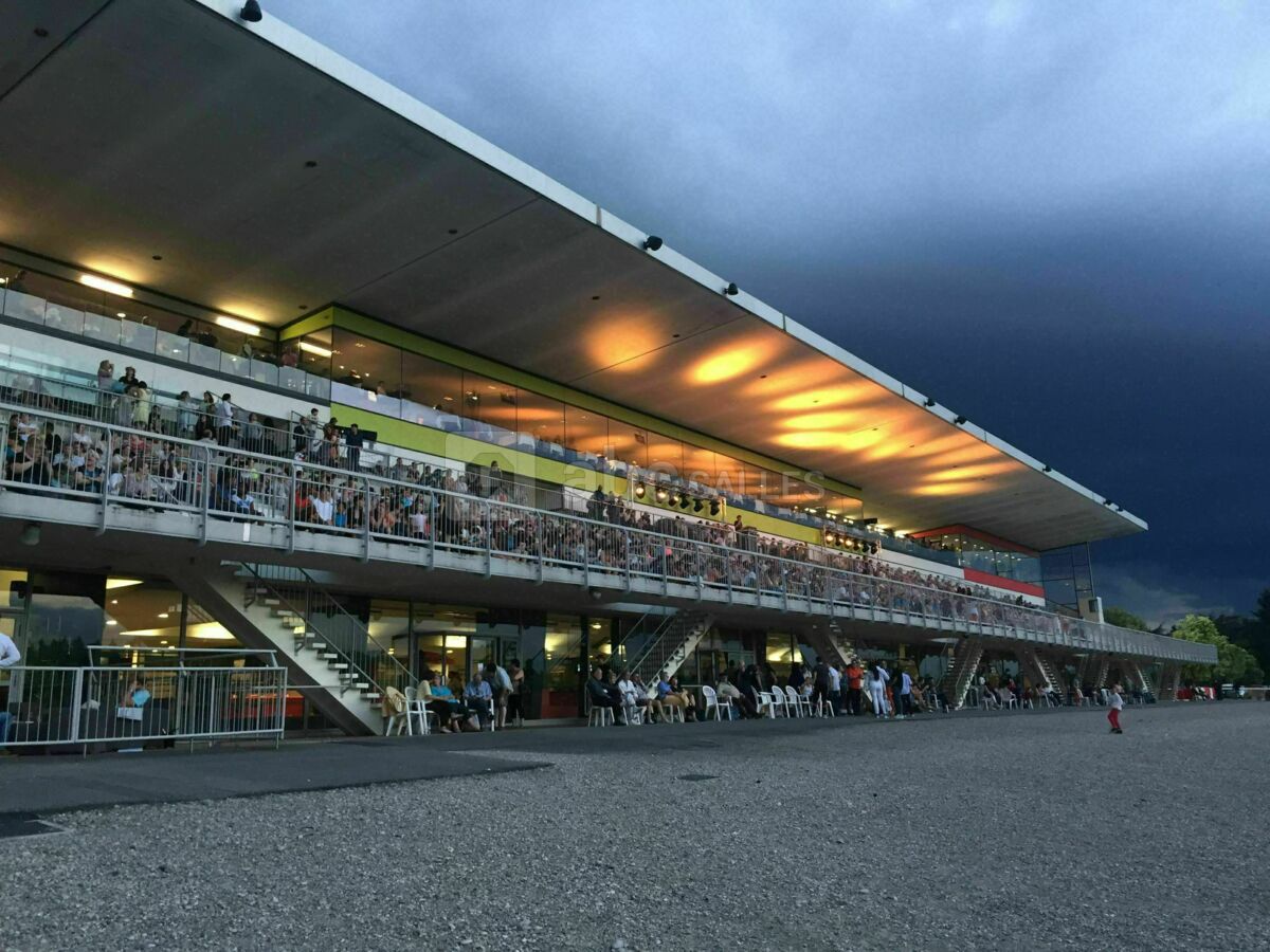 TRIBUNES HIPPODROME PARILLY