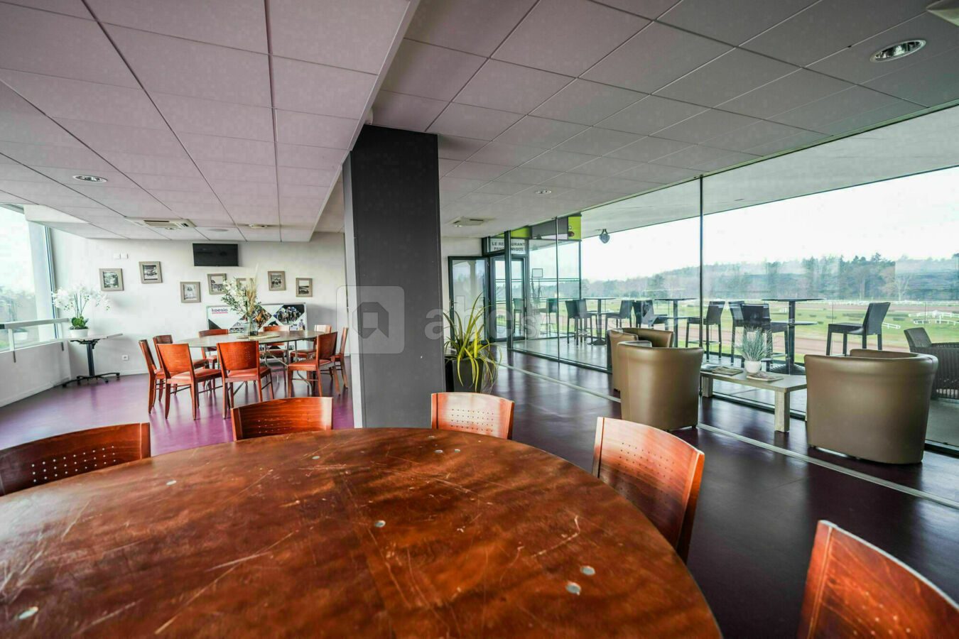 SALON TERRASSE HIPPODROME PARILLY