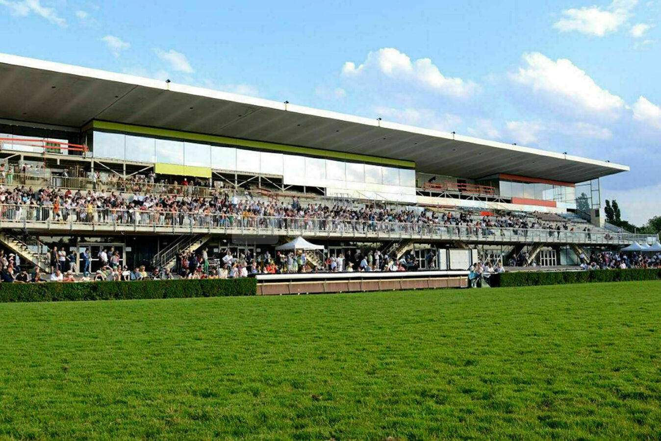 TRIBUNE HIPPODROME PARILLY