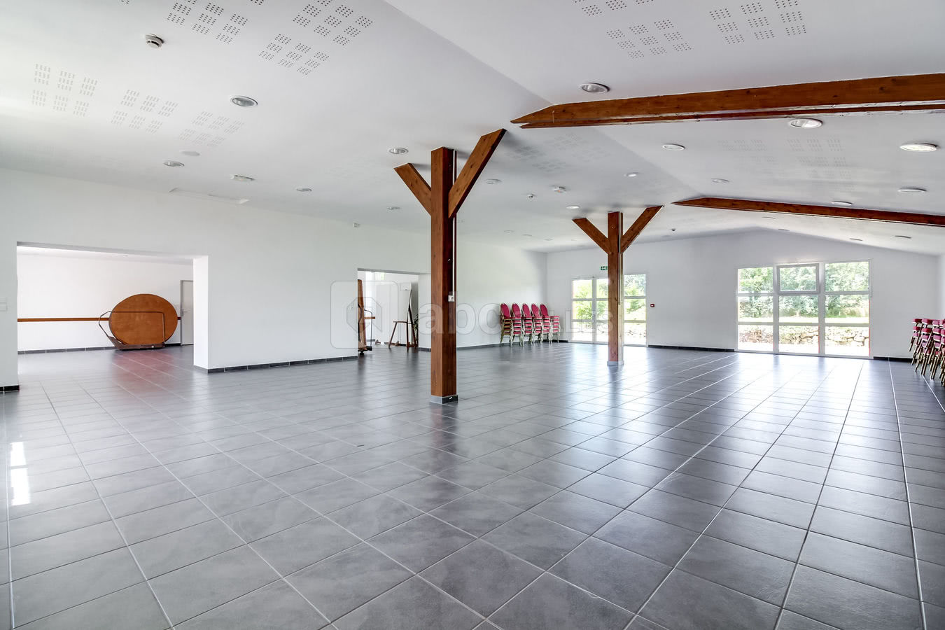 Salle Merlin avec son grand côté en premier plan et son petit côté en arrière plan