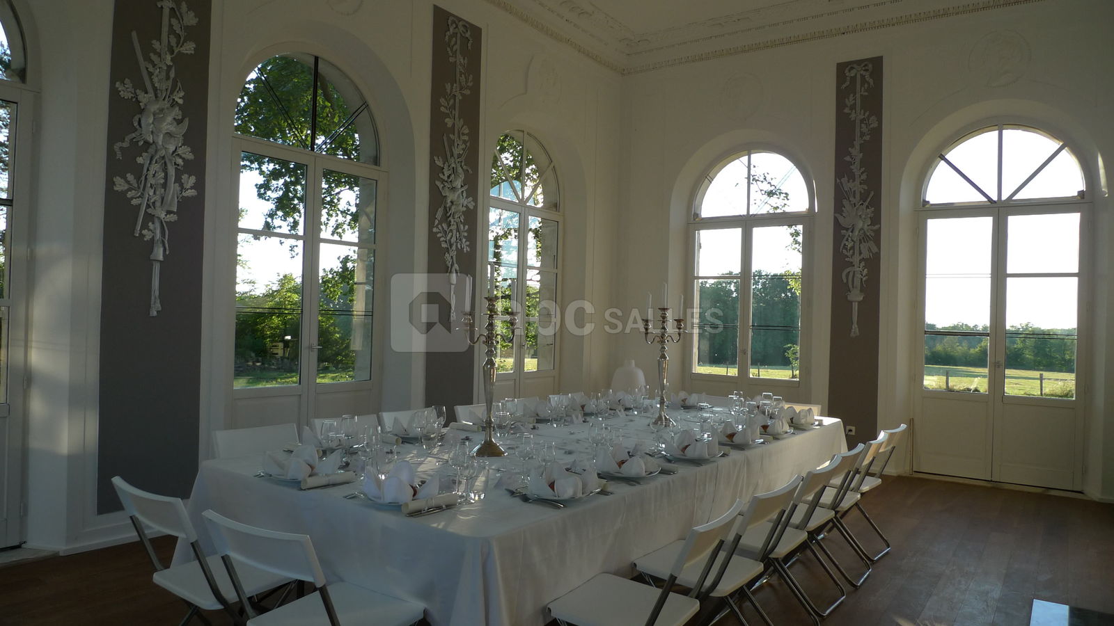Grand salon table