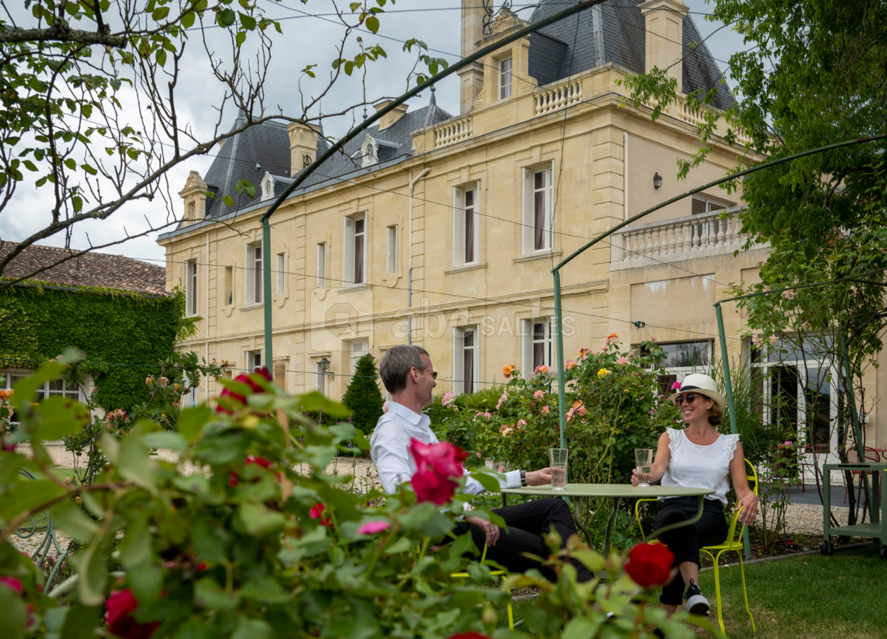 Sous la roseraie