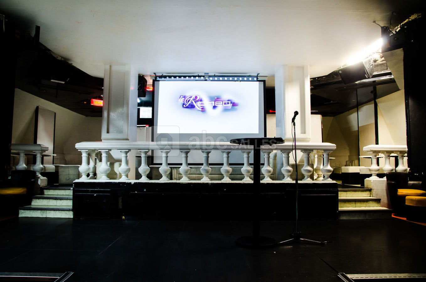 Scène avec écran et micro