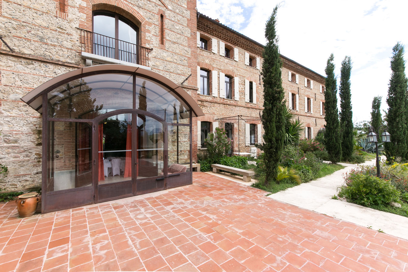 Grand Belric: entrée du Hall et gîtes, côté jardin méditerranéen