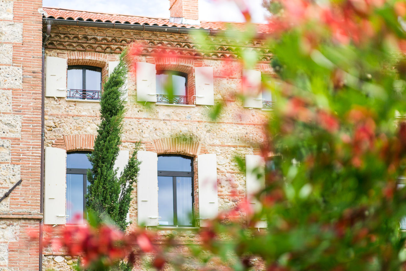 Les gîtes du Grand Belric depuis le Jardin méditerranéen