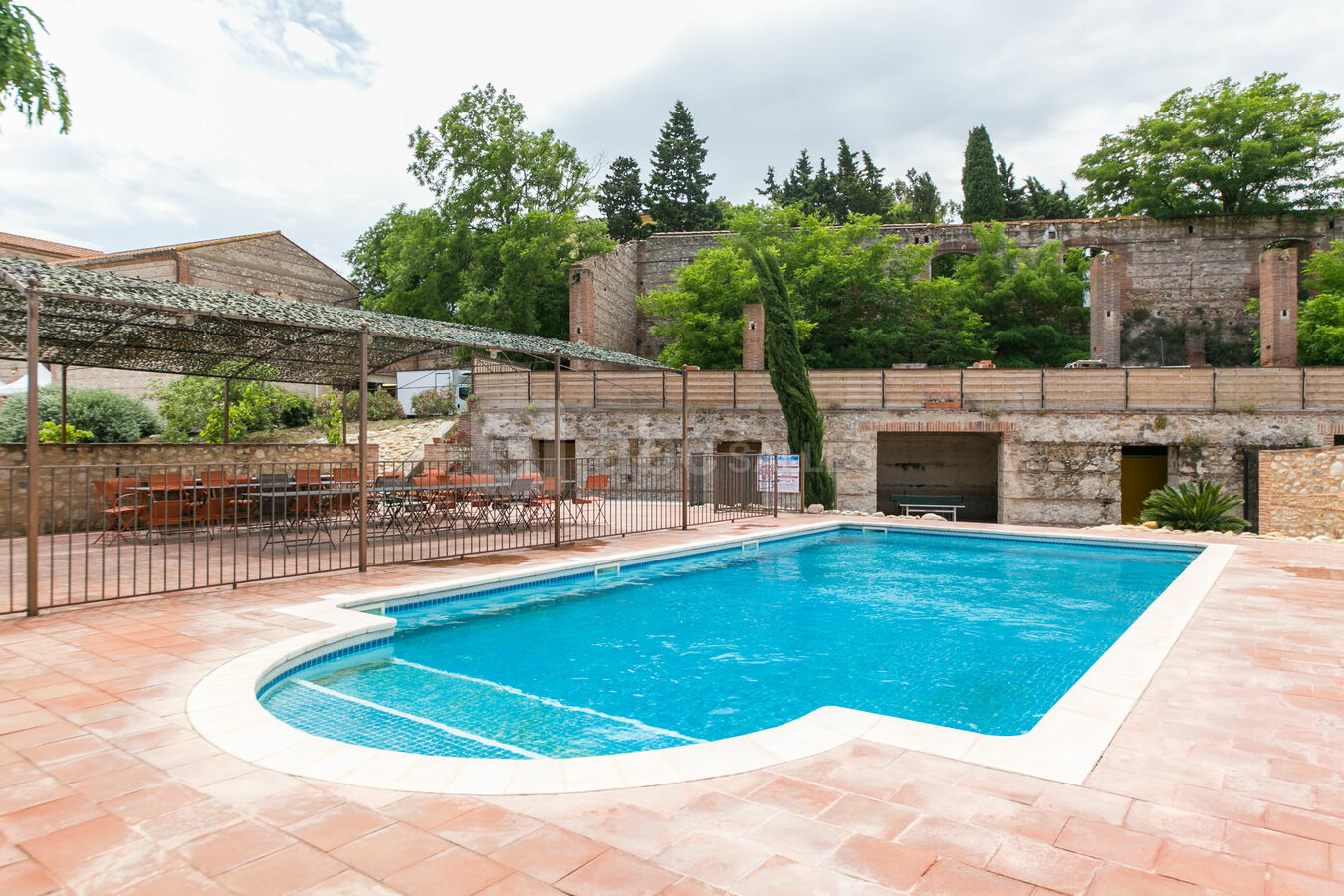 La piscine et la pergola du Grand Belric