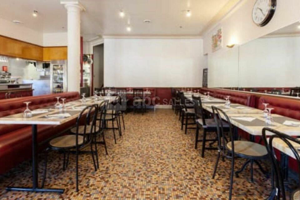 Salle de restaurant au rdc avec notre mur de projection