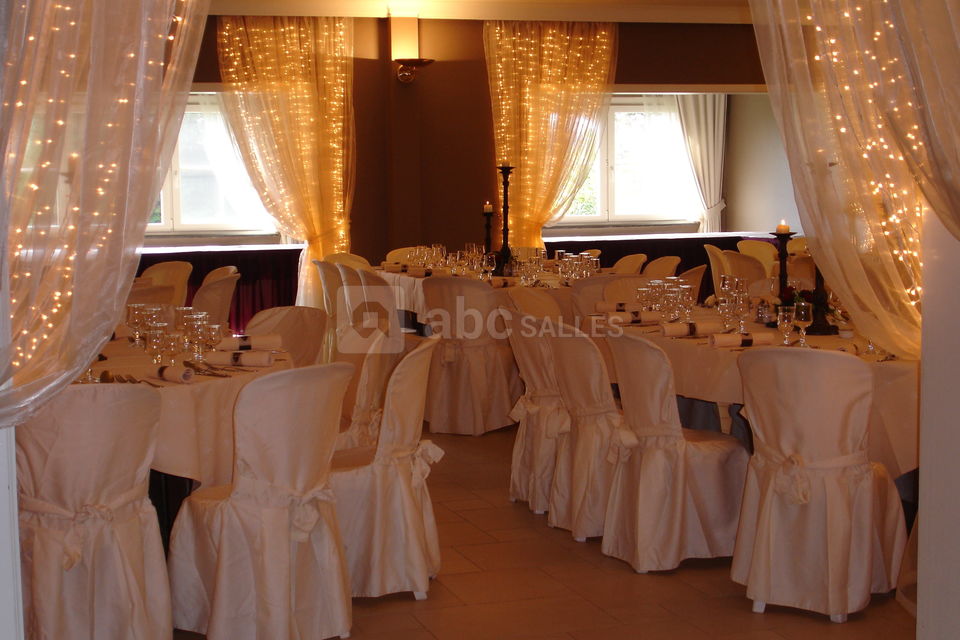 Salle dressée chaises houssées
