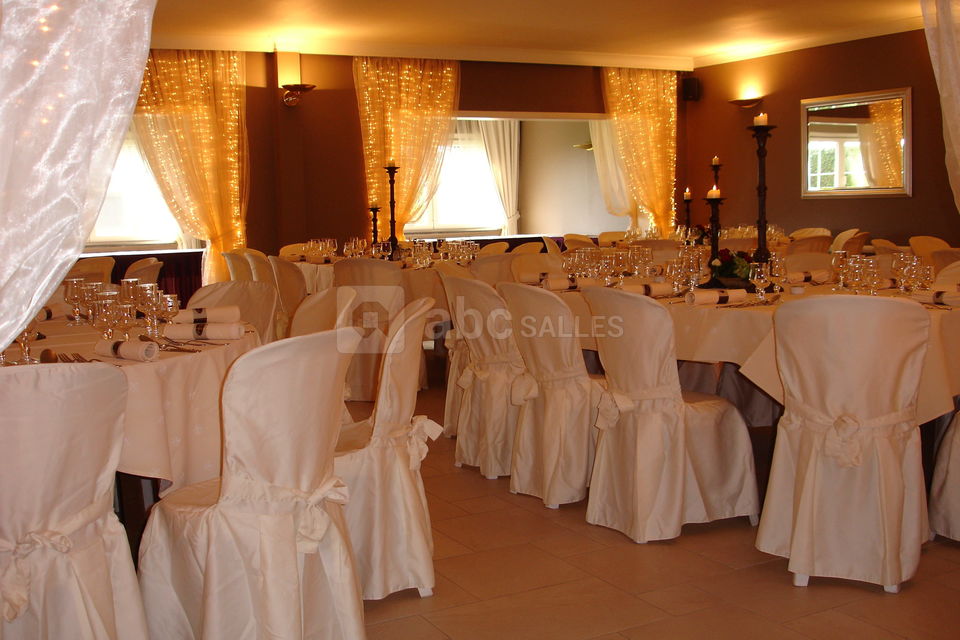Salle dressée chaises houssées